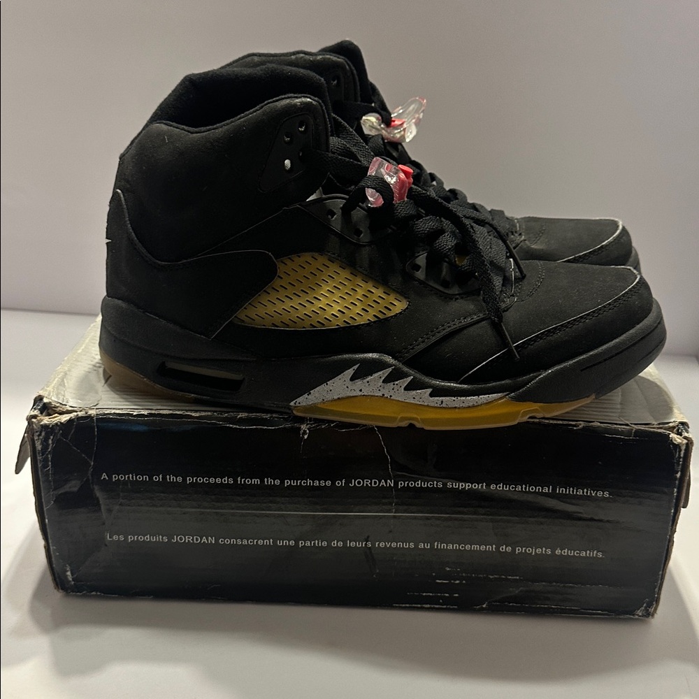 Jordan Men's Sneakers in Black and Gold Jordan v retro - Picture 3 of 4